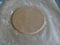 Sur une feuille de papier sulfurisé, déposez un peu de farine puis étalez votre pâte. avec un cul de poule ou saladier de 20 cm de diamètre, formez votre cercle puis découpez les contours. Faites de même avec un cul de poule ou saladier de 12 cm de diamètre puis enlevez la pâte du milieu du cercle, voilà la forme de couronne que vous devez obtenir.