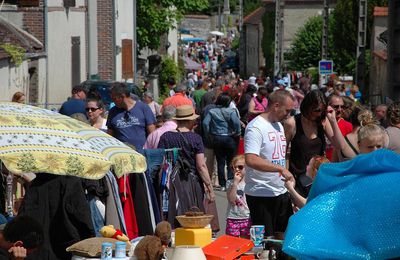 Reportage Vide grenier 2014 de Champvallon - On se bouscule !!!