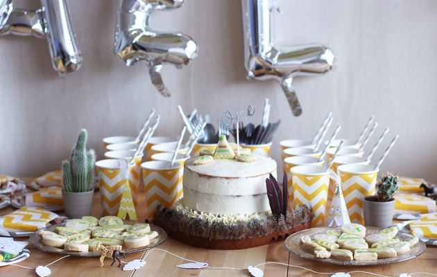 Anniversaire d'inspiration indien boho – Les DIYs et recettes : guirlandes plumes, feuilles, tipis, pochette ‘sweet candy for little boho, layer cake à la vanille-citron vert-mangue et crème coco, sablés aux épices & cie