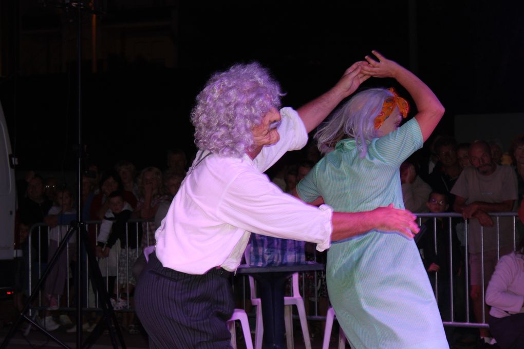 Sur le front de mer entre le casino et un bar bercé par les vagues, Royan au rythme du Rock'n'Roll avec le spectacle " Swing to the Rock" présenté par DANSE PROJECT. Soirée organisée par l'Association Générale de Pontaillac, présidée par Mad