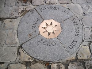 Une plaque de bronze incrustée au sol représente le point zéro pour toutes les distances des routes à partir de Paris.  