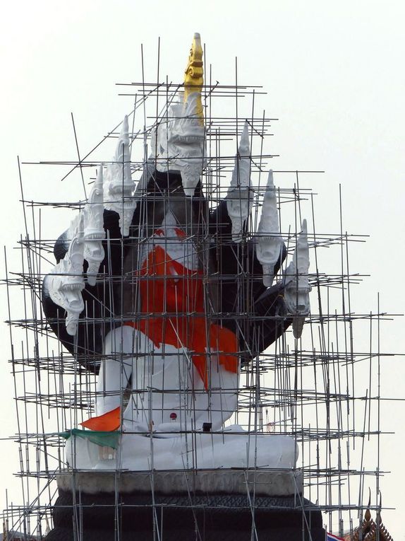 Statue en construction au bord du Chao Phraya