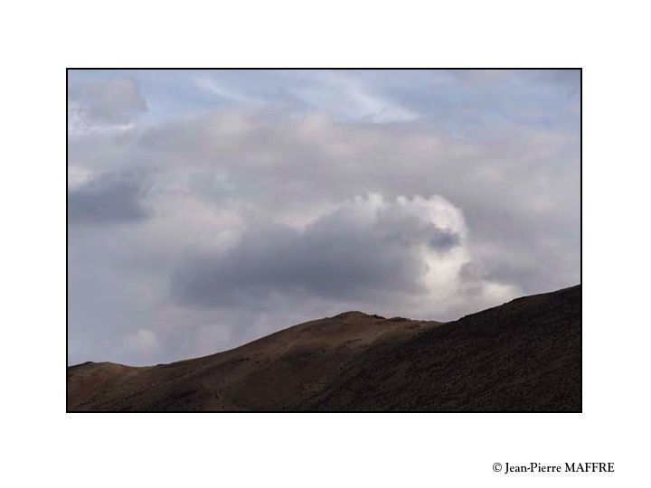 On a tous tendance à trouver des formes connues dans les nuages, les rochers ou des taches d'encre. Notre cerveau cherche toujours à les associer à celles qu'il a déjà mémorisées.