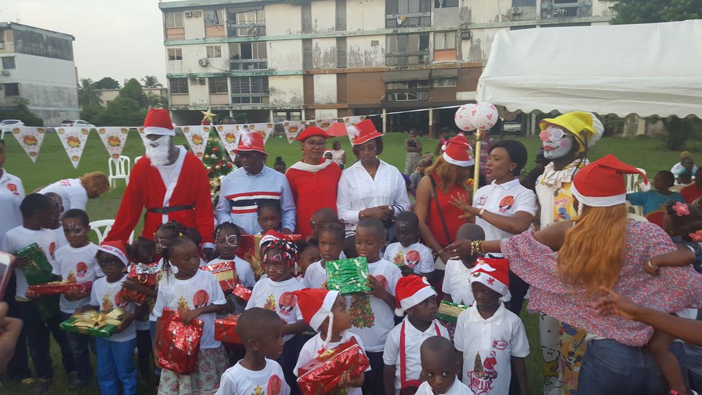 Une vue des enfants de Cocody avec des organisateurs et des autorités