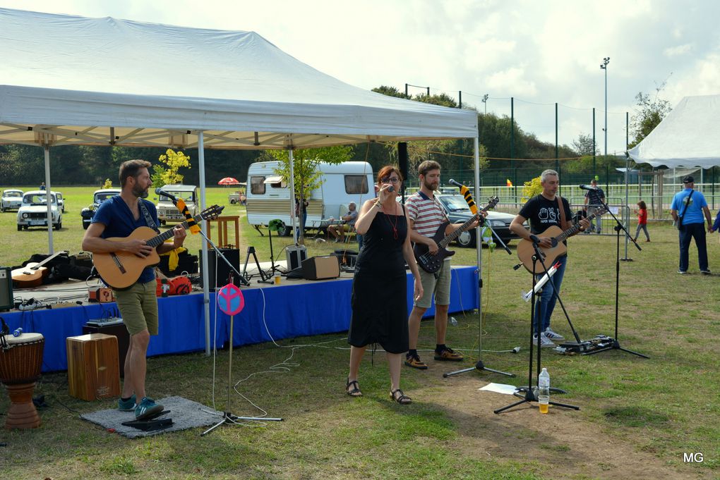 Jenny J., Poubelle Ma Vie et les P’tits Joueurs se donnent en spectacle au milieu d’une concentration de vieilles bagnoles à Aniche