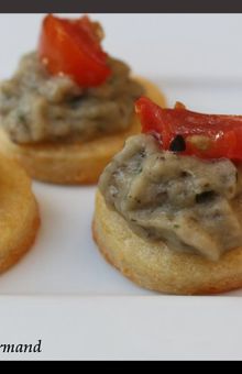 Sablés au parmesan, crème d'aubergine et tomate confite