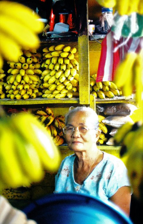 Les Philippins sont habituellement animés d'une grande joie de vivre et souriants. Dia 1: dégustation de vin de palme  dans l'île de Romblon. Dia 2: arrivée à Sibuyan, puis dias prises à Cebu;