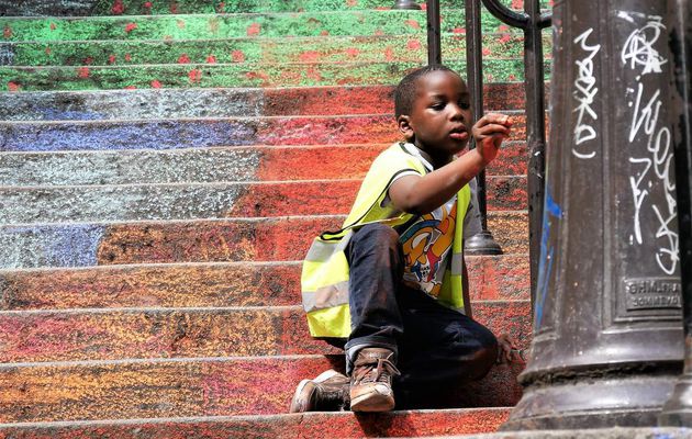 24 mai. Rue Paul Albert. Un artiste en herbe dans les escaliers.