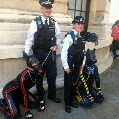 La police de Londres pose avec quelques chiots locaux à la parade de la fierté.....