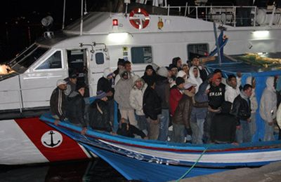 Débarquements massifs de Tunisiens à Lampedusa: Rome demande l'aide internationale