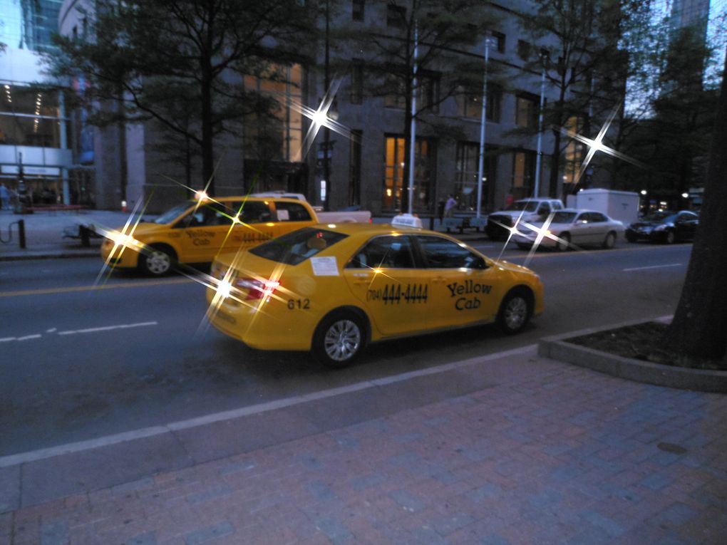 Pourquoi ce soir-là, être plus intéressé par quelques moyens de transport ? Sans doute, notre statut de voyageurs... La limousine n'est pas associée ici au luxe mais est un moyen de transport très courant : on pourrait parler de "taxi collectif"...