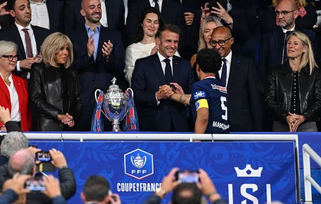 Freluquet lève le voile puis la coupe.