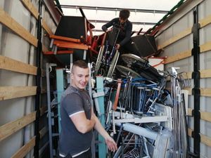 La communauté EMMAUS de Troyes complète un camion d'aide médicalisé pour une institution de Lituanie, en partenariat avec AIMA. 