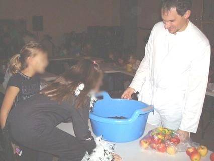 Quelques photos de la chasse aux bonbons dans le village et des jeux dans la salle des f&ecirc;tes. (les photos des enfants ont &eacute;t&eacute; volontairement flout&eacute;es)