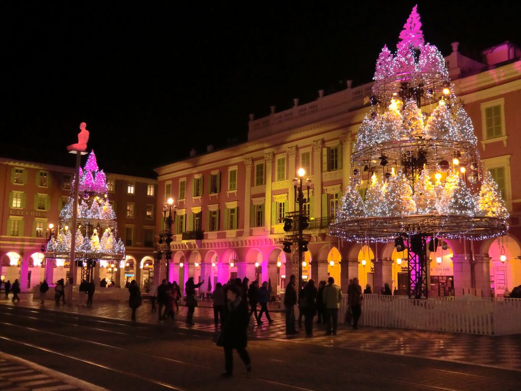 La place Masséna le soir