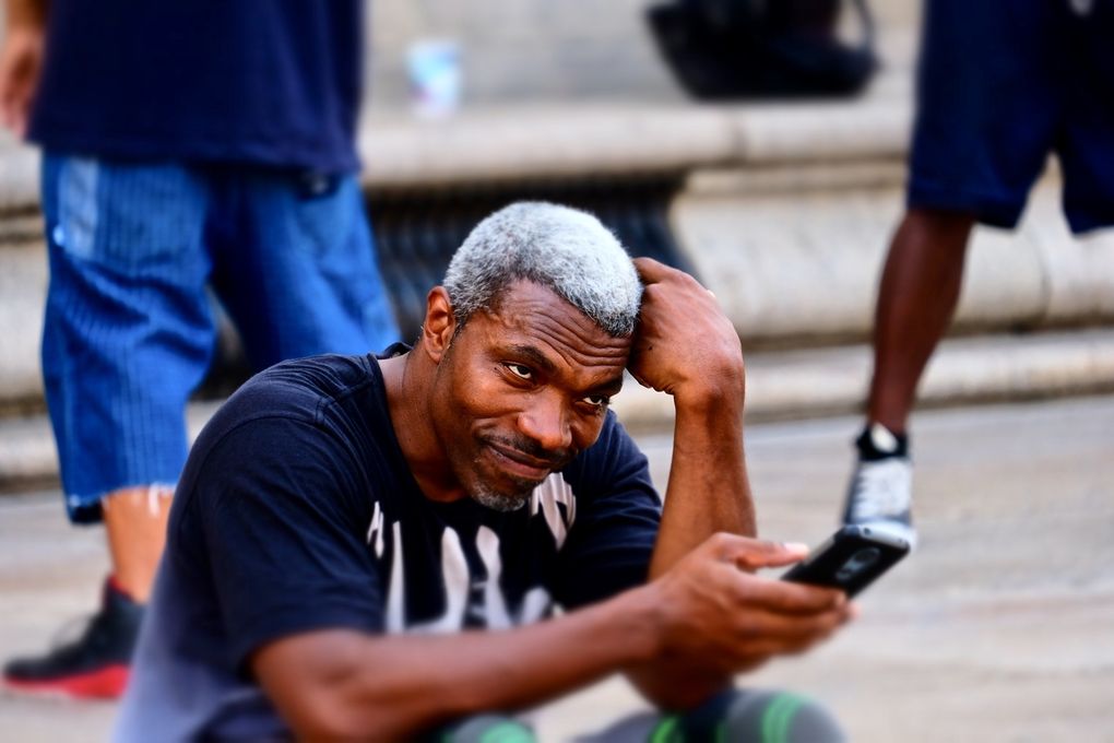 2 amoureux et un  passionné farfelu fouillant la bibliothèque de Brattle Book Shop, le Boston Common et sa fantaisie jusque dans le regard des écureuils, de doux regards féminins et quelques personnages iconoclastes fleurant bon le passé et la transgression.