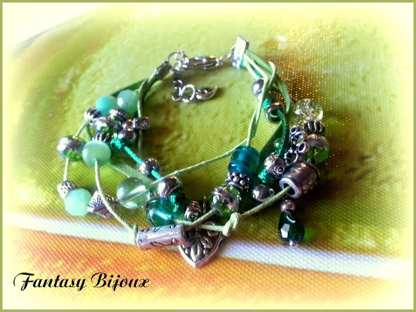 Bracelet multirangs cordons et perles vertes .