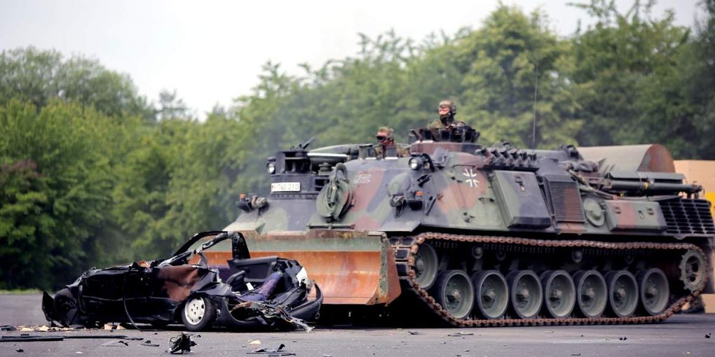 Das Gefecht geht weiter, der Panzer Leopard nähert sich mit rasanter Fahrt einem PKW, aus dem ein bewaffneter Mann flüchtet. Das Fahrzeug wird dem Erdboden gleichgemacht.