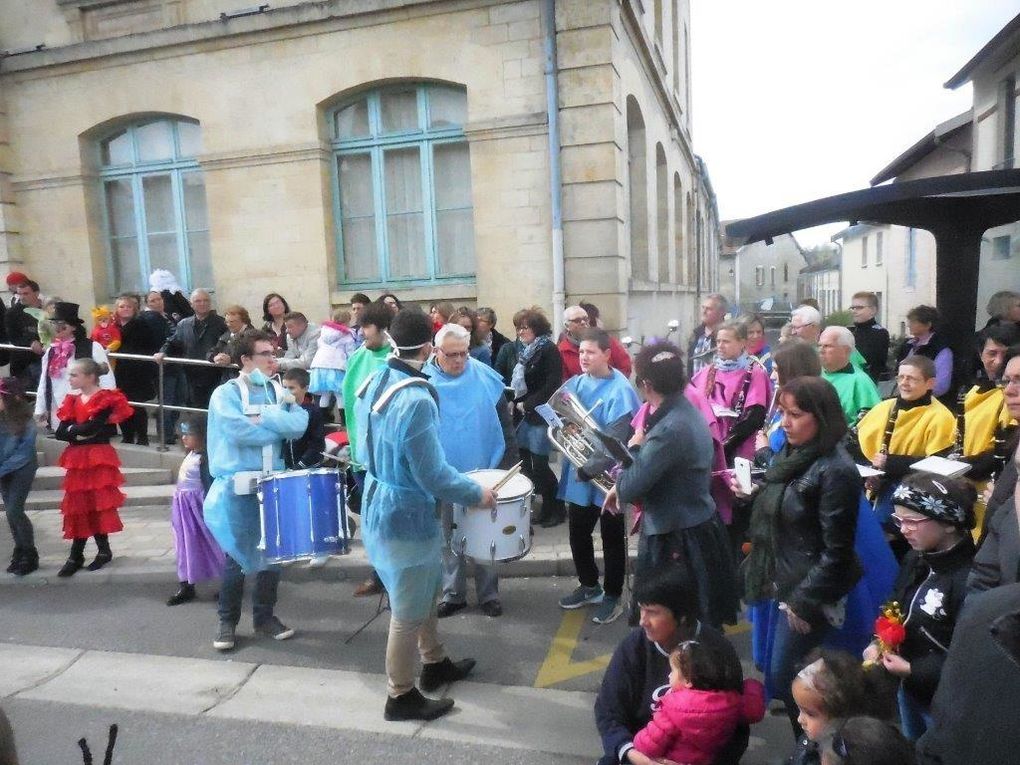 Danses et animations place depuis la place de la Mairie jusqu'au stade