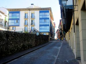 Sur le chemin du retour, le petit square d'Olerkarien Plaza