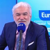 "C'est la première fois que je parle à un extraterrestre" : Quand Pascal Praud interviewe Bill du "Bigdil" en direct sur Europe 1 pour le grand retour du jeu culte