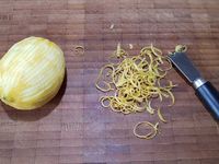 1 - Découper le poulet en lanières dans le sens de la longueur. Peler, dégermer l'ail et l'écraser. Prélever le zeste du citron puis presser le jus, ainsi que celui d'une orange. Mettre le tout dans un plat creux.