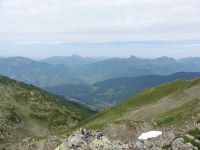 Au Pas de l'Âne on devine la Combe de Savoie sous le massif des Bauges. Une vue aussi sur Ugine où on peut reconnaître le Charvin dans le massif des Aravis.