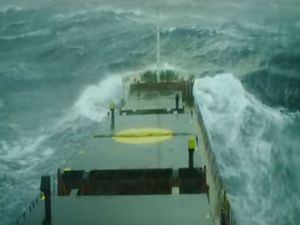 VIDEO - 5 minutes de frisson, à bord d'un cargo vraquier, dans une tempête force 10 en Mer du Nord