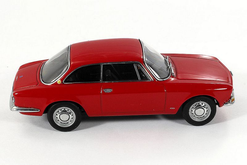 Alfa Romeo 1750 GTV. AutoArt. 1/43ème. Référence 50101.