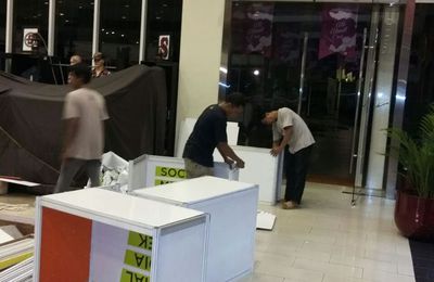 Pemasangan stand pameran di teras kota  