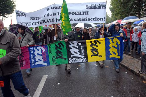 Manifestattion contre la réforme des retraites à Rouen sous la pluie et soleil. Un vrai temps de Normand..