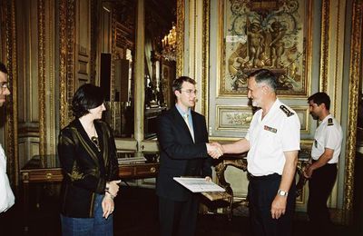 Alexandre BOUVEUR reçoit le prix Amiral Daveluy 2004 des mains du Chef d'Etat-Major de la Marine, l'amiral Jean-Louis BATTET