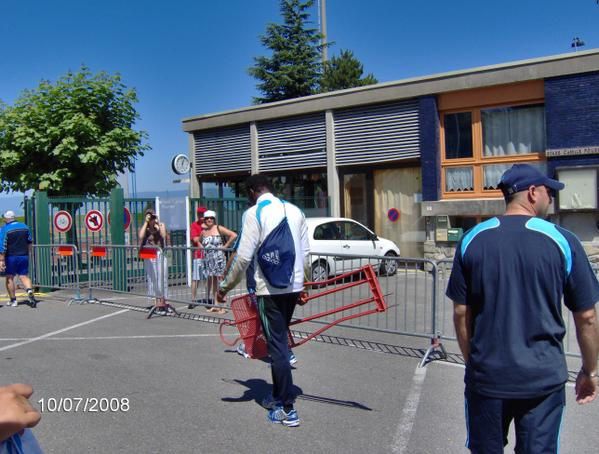 <p><strong>Salut à tous les fan de l'OM, voici un échantillon de photos prises lors de rencontres avec l'équipe de Marseille.</strong></p>
<p><strong>Certaines photos datent de Juillet 2004 à Albertville en Savoie, à l'Hotel du "Roma", pendant leur stage de préparation au Stade du Olympique d'Albertville.</strong></p>
<p><strong>Les autres photos datent de Juillet 2005 et Juillet 2006, pendant leur stage à Aix les Bains, au stade Jacques Forestier.</strong></p>
<p><strong>Et quelques unes vie