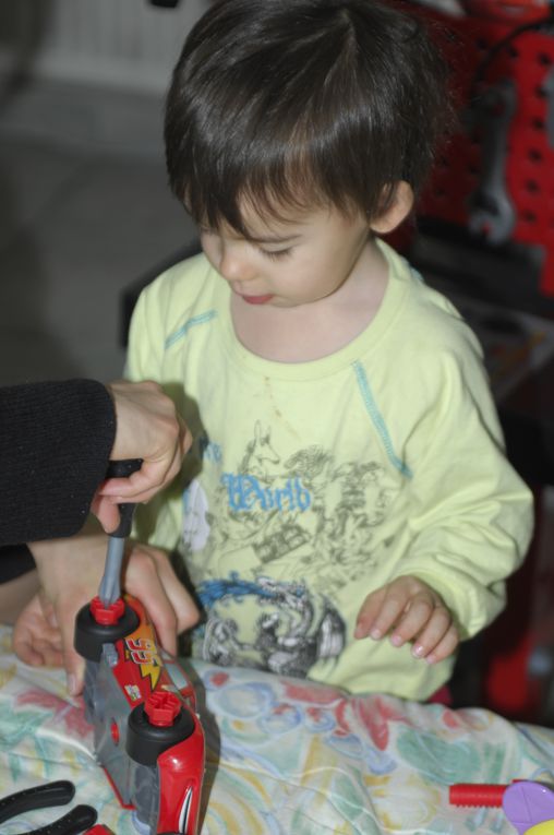 On ouvre les kdos... maman et Téo seulement, papa n'a pas été assez sage cette année!