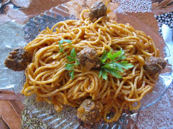 spaghetti en sauce rouge avec les boulettes de viande hachée