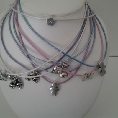 bracelets  petites  filles .  12Euros 