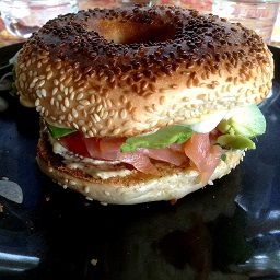 Bagel au saumon fumé et avocat