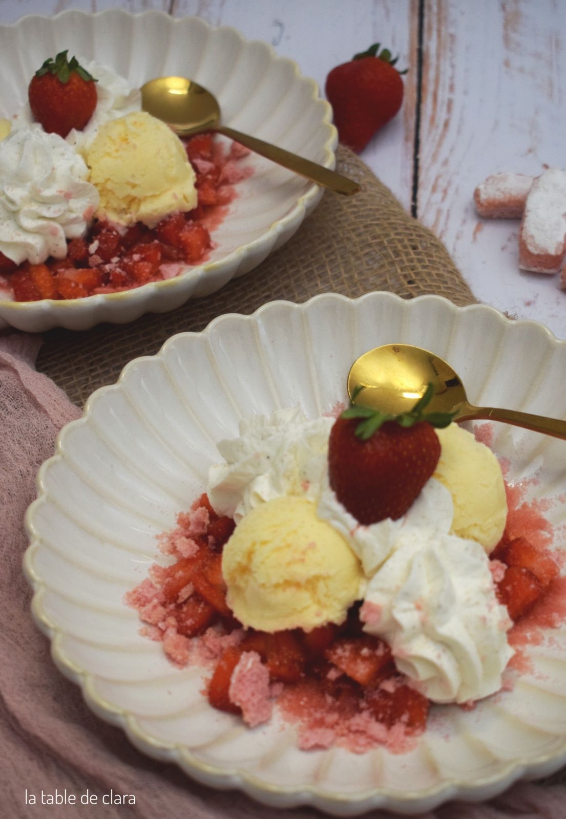 Glace biscuits roses fraises chantilly maison