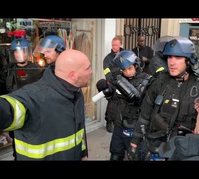 Pompiers tabassés par des policiers ...La guerre des casques ...