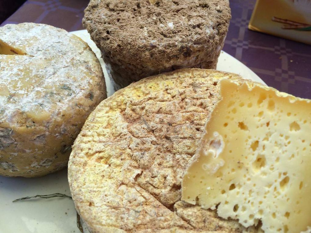 Cèpes, vente directe / Féras / Fromages aux "artisons" / Myrtilles sauvages / Pousses de Chris Kilner, producteur de bon goût, sur le marché Saint Joseph à Cl-Fd.