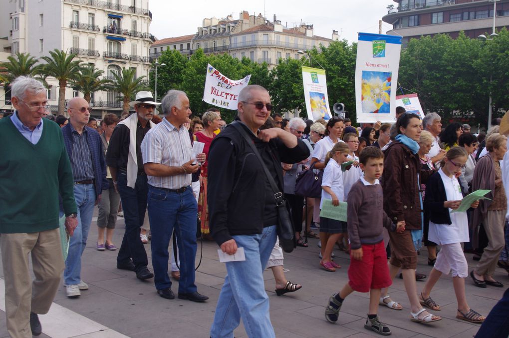 Grande procession en présence de Mgr Rey et Mgr Fisichella dans les rues du Centre ville