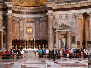 Le panthéon (126 après JC) , le plus vieux bâtiment de la ville, fermé à la visite le dimanche matin pendant un office religieux. A l'intérieur, il y a, parait-il, le tombeau de Raphaël. 