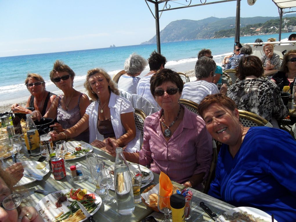 L'Oustaou aux Sablettes: les pieds (seulement!) sous la table!