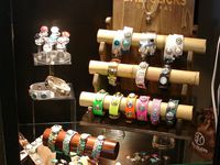 Bijoux, colliers,bracelets, pochettes, porte clef et bijou de sac, bagues, tongues, sacs Bali Clicks Original