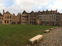 Le Vieux Lille avec le musée de l'Hospice Comtesse, la cathédrale Notre-Dame-de-laTreille (que j'ai repéré sinon mon super guide touristique ne m'y aurait pas emmené haha), le beffroi de la Chambre de Commerce et une très bonne gaufre !! :-)