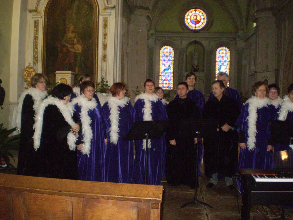 Eglise d'Athée, le Dimanche 12 Décembre. Un concert, des choristes, un chef de choeur : la joie de partager nos chansons. Pour finir cet après-midi un chocolat chaud nous attendais