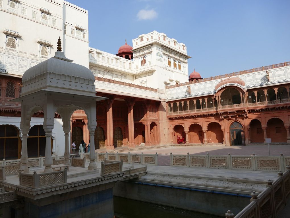 FORT JUNAGARH : Plusieurs types de style architectural sont discernés dans le complexe du fort 