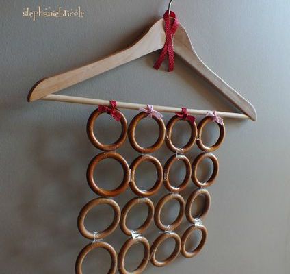 DIY récup : faire un range foulards avec un cintre et des anneaux de rideaux ! - Stéphanie bricole
