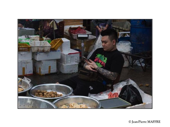 La ville de Hanoï regorge de marchés. Souvent difficile à repérer, ils sont parfois imposants et célèbres mais aussi cachés au fond de ruelles.