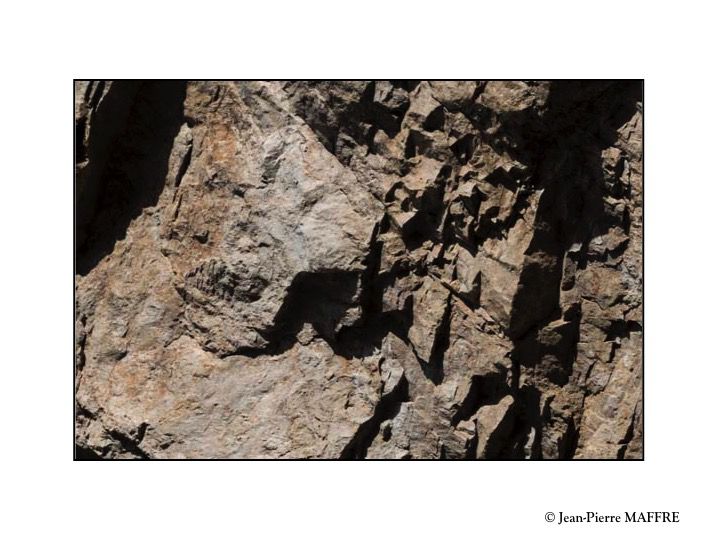 Quelle a été la réaction de nos ancêtres de l’antiquité face à cette profusion de formes humaines dans des rochers qui n’ont probablement pas changés depuis.